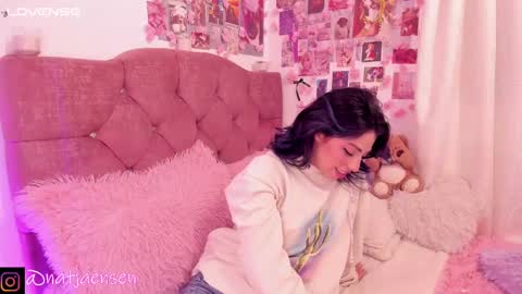 Snapshot of natalie_jaensen chatting on 02-15-25, 12:04       online show from 02-15-25, 12:04