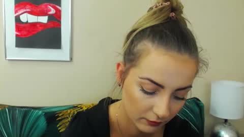 Snapshot of natalie_live chatting on 10-28-25, 07:23 NatalieSexy online show from 10-28-25, 07:23