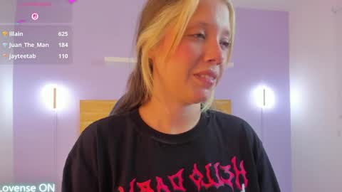 Snapshot of nataly_rodri chatting on 05-15-26, 10:50 Nataly online show from 05-15-26, 10:50