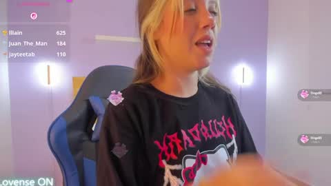 Snapshot of nataly_rodri chatting on 05-15-26, 11:23 Nataly online show from 05-15-26, 11:23