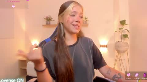 Snapshot of nataly_rodri chatting on 05-24-26, 01:54 Nataly online show from 05-24-26, 01:54