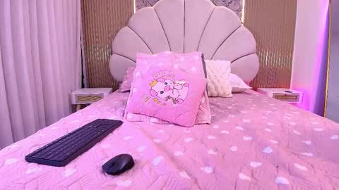 Natasha online show from 11-18-25, 07:18