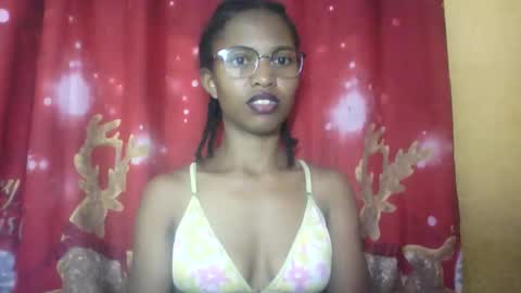 Snapshot of nathalie004 chatting on 09-24-25, 08:17 nathalie004 online show from 09-24-25, 08:17