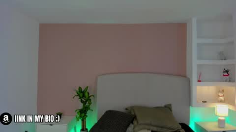 Snapshot of nathalyn05 chatting on 04-28-26, 10:53 NATHALY online show from 04-28-26, 10:53