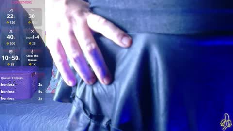 Snapshot of naturaltitss_ chatting on 05-20-26, 07:42 Gwen online show from 05-20-26, 07:42