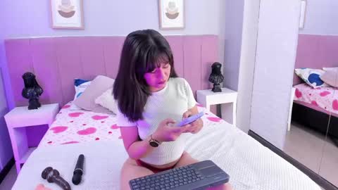 Snapshot of natybliss chatting on 05-16-26, 05:26 natybliss online show from 05-16-26, 05:26