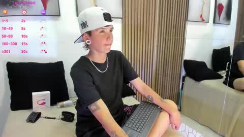 Snapshot of naughty_girlwd chatting on 12-17-25, 04:40 sam online show from 12-17-25, 04:40