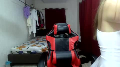 Snapshot of naughty_mariaxx chatting on 12-19-24, 02:24 Maria online show from 12-19-24, 02:24