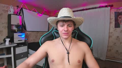 Snapshot of naughty_nik43 chatting on 12-21-24, 06:55 Nik online show from 12-21-24, 06:55