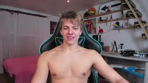 Snapshot of naughty_nik43 chatting on 01-28-25, 06:28 Nik online show from 01-28-25, 06:28