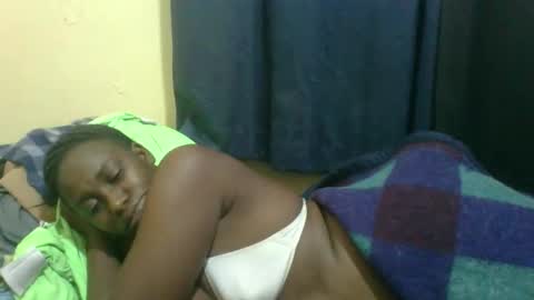 Snapshot of naughty_slender2 chatting on 05-29-26, 05:27 jn online show from 05-29-26, 05:27