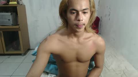 Snapshot of naughtyboylouie chatting on 02-12-25, 06:09 Loue online show from 02-12-25, 06:09