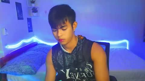 Snapshot of naughtyboylouie chatting on 09-25-25, 01:37 Loue online show from 09-25-25, 01:37