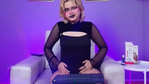 Snapshot of navier__ chatting on 10-21-25, 01:01 Navier  online show from 10-21-25, 01:01