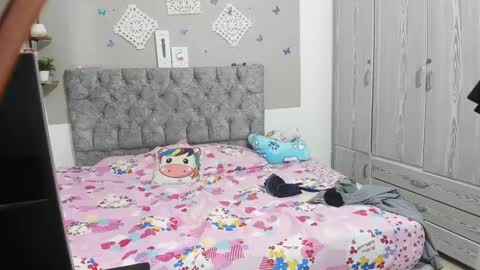 Snapshot of nay_and_aleja chatting on 12-04-24, 06:00 nay_and_aleja online show from 12-04-24, 06:00