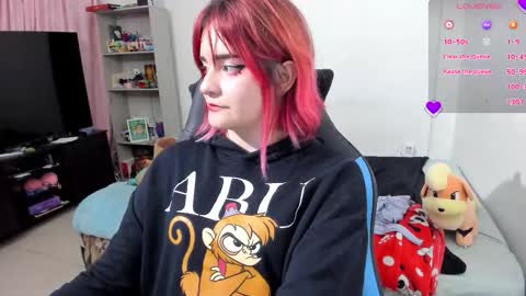 Snapshot of neeko_lol_ chatting on 10-06-25, 12:08 Geek Nicole    im Neeko UwU online show from 10-06-25, 12:08