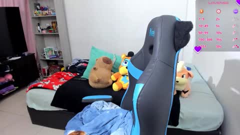 Snapshot of neeko_lol_ chatting on 10-09-25, 07:56 Geek Nicole    im Neeko UwU online show from 10-09-25, 07:56