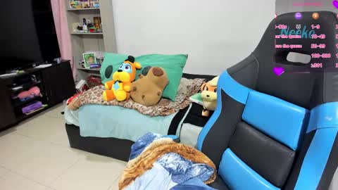 Snapshot of neeko_lol_ chatting on 10-19-25, 05:13 Geek Nicole    im Neeko UwU online show from 10-19-25, 05:13