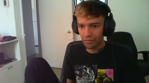 Snapshot of nekotano chatting on 09-18-25, 05:04 Buck online show from 09-18-25, 05:04