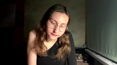 Snapshot of neliamerten chatting on 05-28-26, 06:38 Mia online show from 05-28-26, 06:38