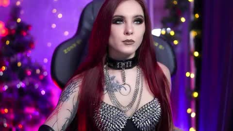 Snapshot of nelle_ chatting on 12-16-25, 12:43 online show from 12-16-25, 12:43