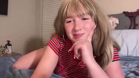 Snapshot of nextdoorlaur chatting on 03-16-26, 01:22 Lauren online show from 03-16-26, 01:22