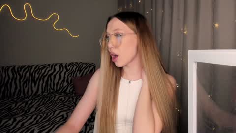 Snapshot of neyrmina chatting on 12-05-24, 12:33 Mina online show from 12-05-24, 12:33