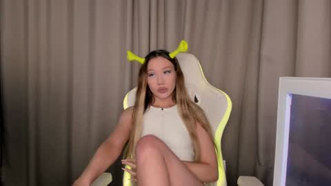 Snapshot of neyrmina chatting on 12-10-24, 01:22 Mina online show from 12-10-24, 01:22