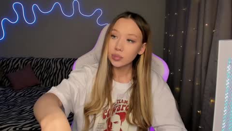 Snapshot of neyrmina chatting on 12-17-24, 02:55 Mina online show from 12-17-24, 02:55