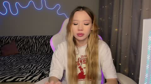 Snapshot of neyrmina chatting on 12-24-24, 01:50 Mina online show from 12-24-24, 01:50