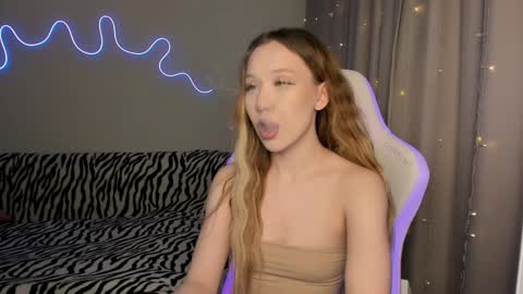 Snapshot of neyrmina chatting on 01-04-25, 01:31 Mina online show from 01-04-25, 01:31