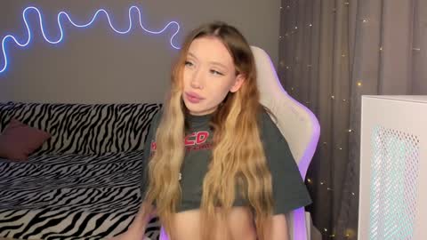 Snapshot of neyrmina chatting on 01-08-25, 12:15 Mina online show from 01-08-25, 12:15