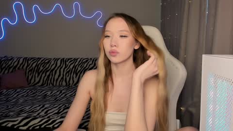 Snapshot of neyrmina chatting on 01-09-25, 11:47 Mina online show from 01-09-25, 11:47