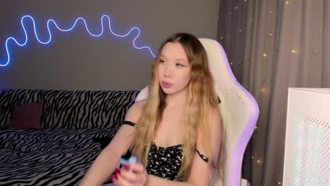 Snapshot of neyrmina chatting on 01-16-25, 01:14 Mina online show from 01-16-25, 01:14