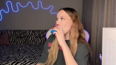 Snapshot of neyrmina chatting on 01-28-25, 03:35 Mina online show from 01-28-25, 03:35