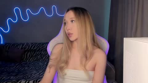 Snapshot of neyrmina chatting on 02-10-25, 12:08 Mina online show from 02-10-25, 12:08