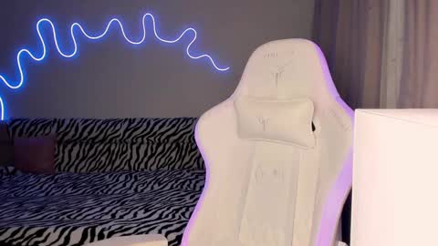 Snapshot of neyrmina chatting on 02-10-25, 03:21 Mina online show from 02-10-25, 03:21