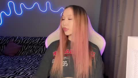 Snapshot of neyrmina chatting on 02-22-25, 01:57 Mina online show from 02-22-25, 01:57