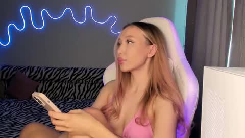 Snapshot of neyrmina chatting on 02-28-25, 10:09 Mina online show from 02-28-25, 10:09