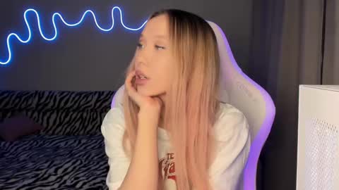 Snapshot of neyrmina chatting on 03-02-25, 03:05 Mina online show from 03-02-25, 03:05