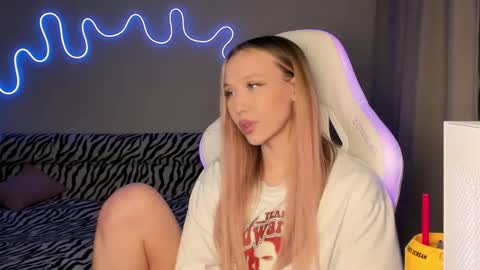 Snapshot of neyrmina chatting on 03-02-25, 06:08 Mina online show from 03-02-25, 06:08