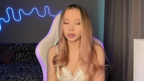 Snapshot of neyrmina chatting on 03-05-25, 01:06 Mina online show from 03-05-25, 01:06