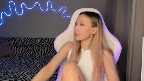 Snapshot of neyrmina chatting on 03-07-25, 03:18 Mina online show from 03-07-25, 03:18