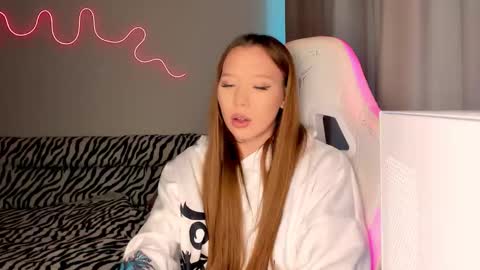 Snapshot of neyrmina chatting on 09-10-25, 01:33 Mina online show from 09-10-25, 01:33