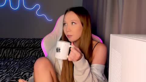 Snapshot of neyrmina chatting on 09-19-25, 02:18 Mina online show from 09-19-25, 02:18