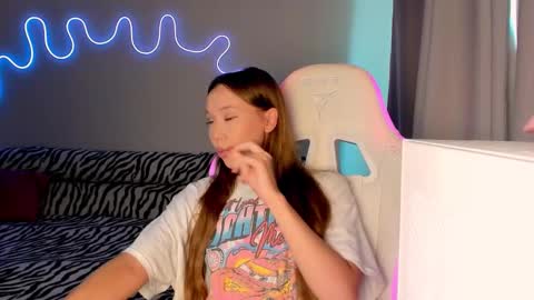 Snapshot of neyrmina chatting on 09-20-25, 10:16 Mina online show from 09-20-25, 10:16