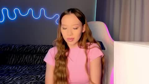 Snapshot of neyrmina chatting on 09-24-25, 10:29 Mina online show from 09-24-25, 10:29