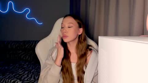 Snapshot of neyrmina chatting on 10-22-25, 01:11 Mina online show from 10-22-25, 01:11