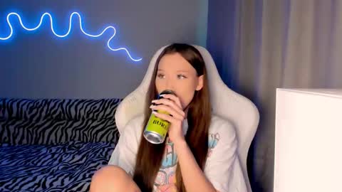 Snapshot of neyrmina chatting on 10-27-25, 12:53 Mina online show from 10-27-25, 12:53