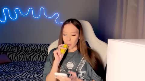 Snapshot of neyrmina chatting on 11-03-25, 01:01 Mina online show from 11-03-25, 01:01